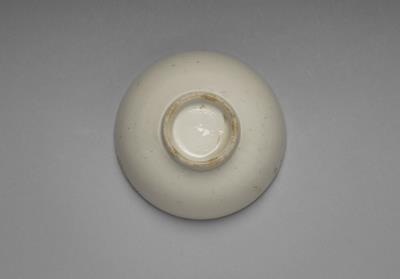 图片[3]-White lobed cup with impressed floral design-China Archive